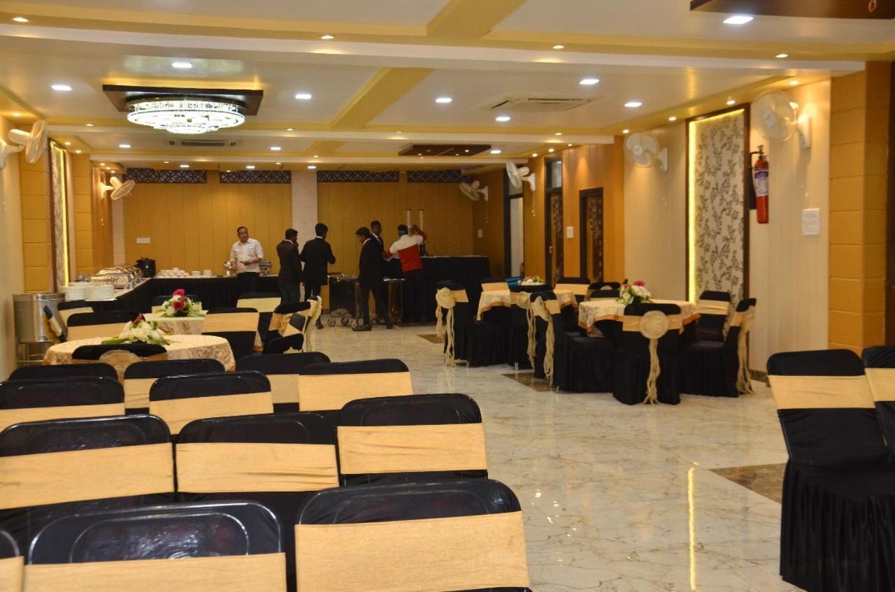 Hotel Nirmal Palace Kanpur Exterior foto